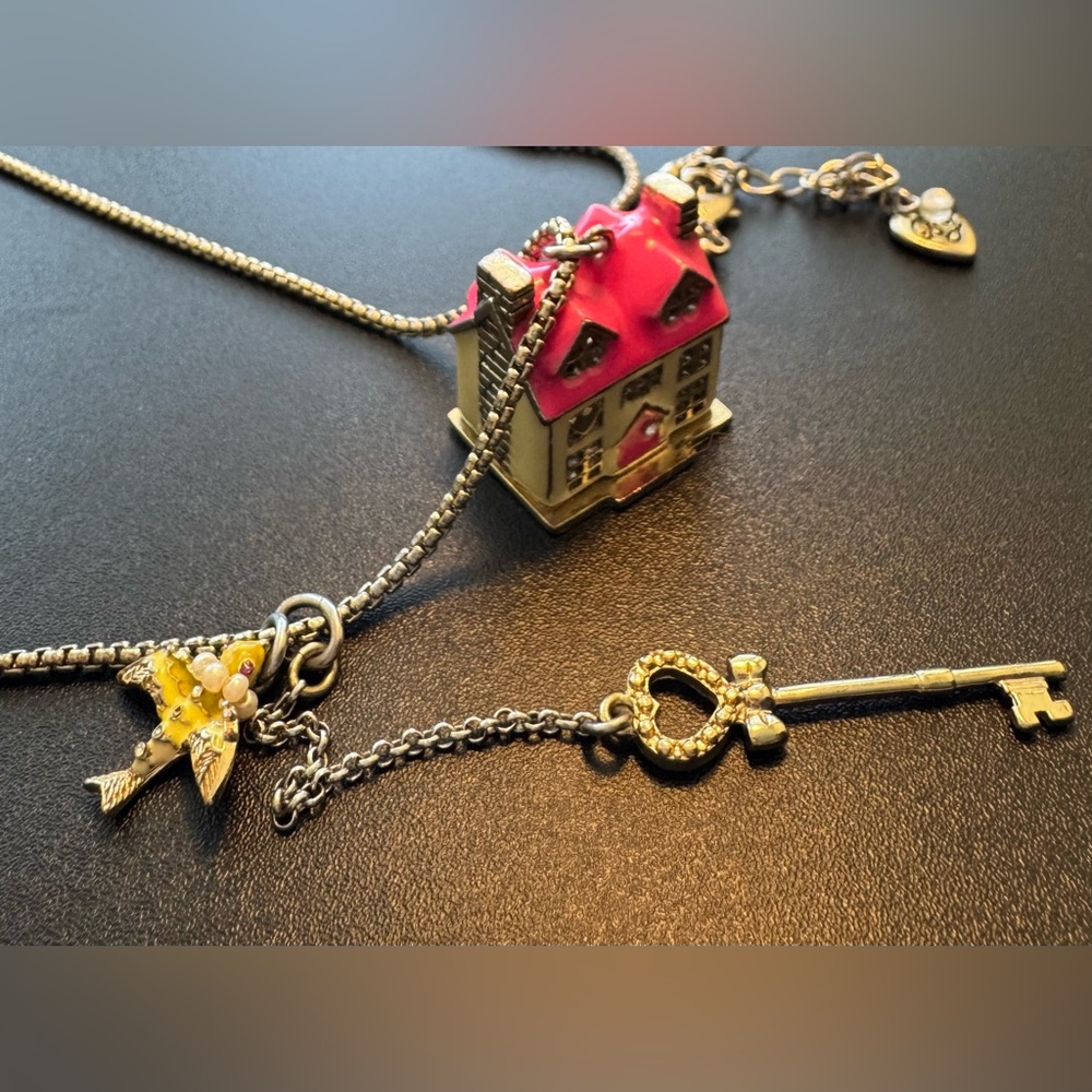 Betsey Johnson Long Pendant House Necklace Hinged to Reveal *VINTAGE, RARE FIND* - Picture 6 of 16